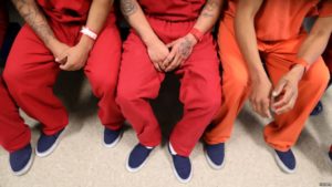 Migrantes presos en California esperan meses por un médico