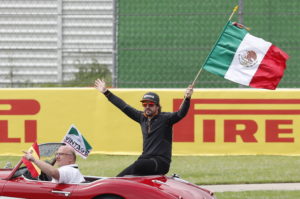 MEX1006. CIUDAD DE MÉXICO (MÉXICO), 28/10/2018.- El español Fernando Alonso de McLaren agita una bandera de México hoy, domingo 28 de octubre de 2018, ante del Gran Premio de México de Formula Uno, en el Autódromo Hermanos Rodríguez, en Ciudad de México (México). EFE/Jorge Núñez