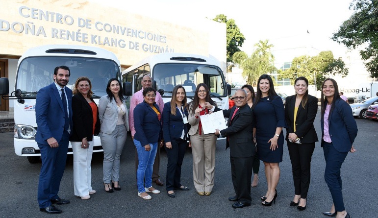 CONANI recibe donación de autobuses para hogares de paso