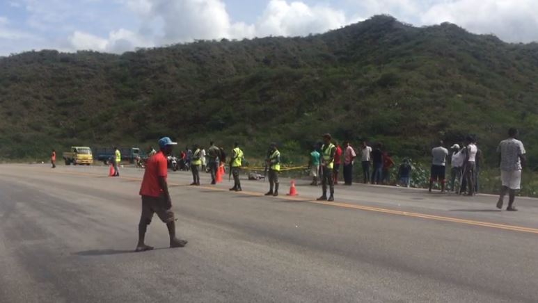 Motorista muere atropellado en carretera Azua-Barahona