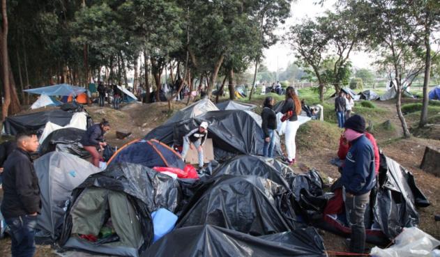 Venezolanos sobreviven de la caridad en un albergue improvisado en Bogotá