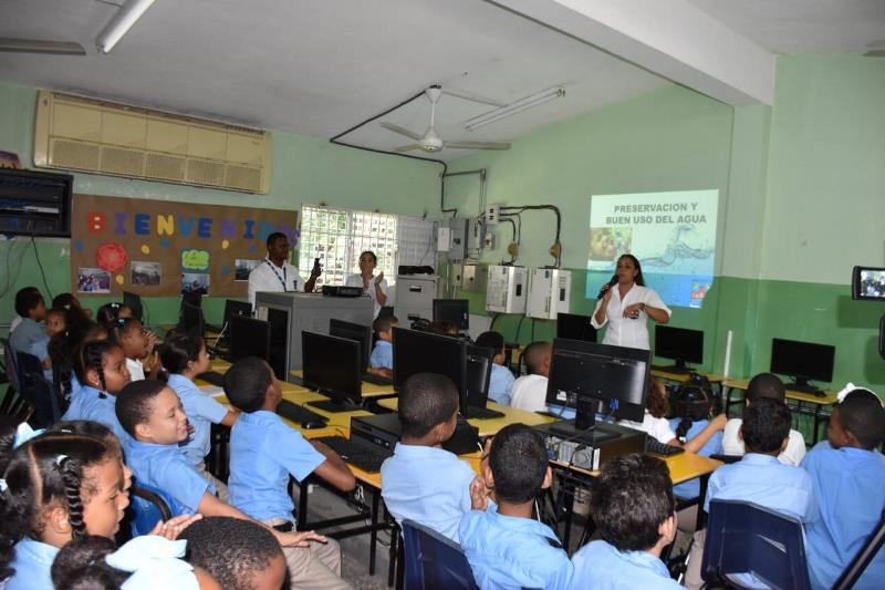 CAASD sigue ofreciendo conferencias a niños de escuelas sobre uso eficiente del agua