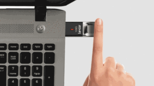 Crean memorias USB con lector de huellas dactilares