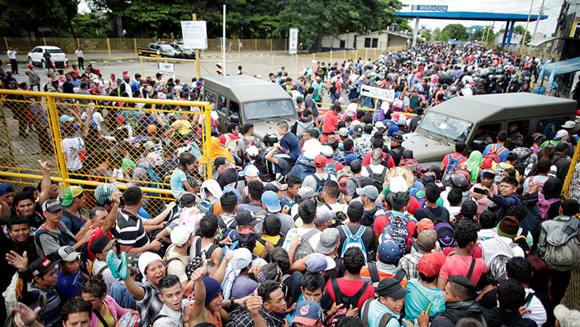 Caravana de migrantes hondureños entra a territorio mexicano