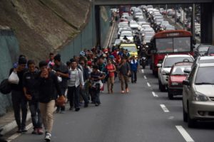 Migrantes hondureños avanzan hacia EEUU pese a amenaza de Trump de cerrar frontera