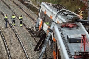 Al menos un muerto y 49 heridos al descarrilarse un tren en España