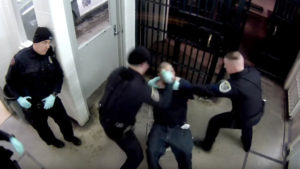Policías golpean a un hombre esposado ante la mirada pasiva del hijo de un alcalde en EE..UU