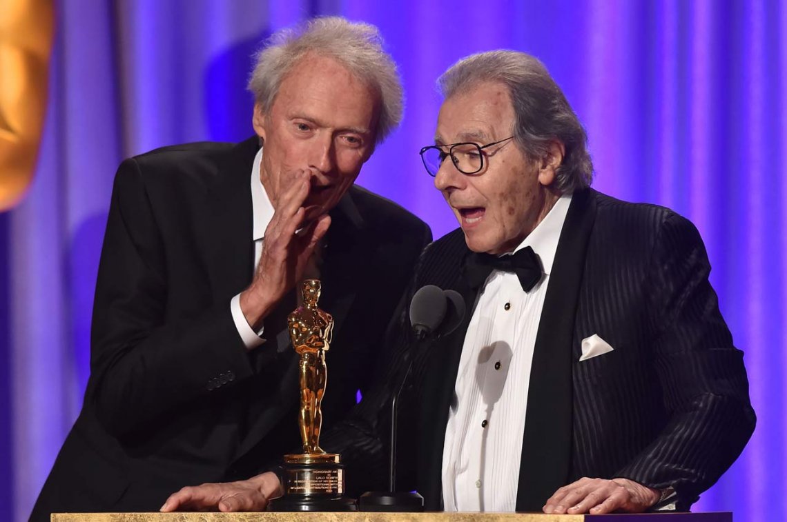 Schifrin recibe Óscar de manos de Clint Eastwood