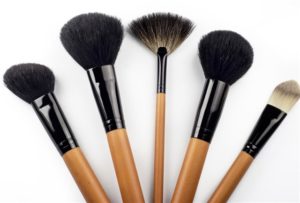 Cinco motivos por los que debes lavar tus brochas de maquillaje