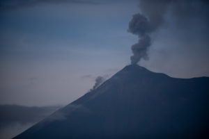 GU3015. LA REUNIÓN (GUATEMALA), 13/06/2018.- Vista general del volcán de Fuego hoy, miércoles 13 de junio de 2018, desde La Reunión, (Guatemala). El volcán de Fuego de Guatemala, que continúa en constante actividad después de la erupción del 3 de junio que ha dejado al menos 114 muertos, registró hoy el descenso de un lahar, mientras las autoridades de socorro reiniciaron la búsqueda de víctimas. El lahar, de unos 25 metros de ancho y 2 metros de alto, se registró en la barranca Ceniza y provocó que el suelo vibrara a su paso. EFE/ Santiago Billy