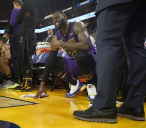 LeBron James se lesiona pero Lakers apalean Warriors