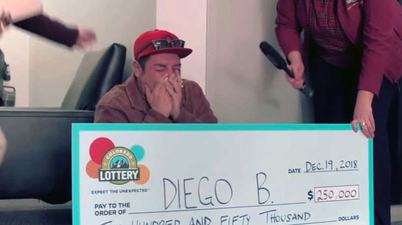 Hombre que dormía dentro de un vehículo gana 250,000 dólares en la lotería
