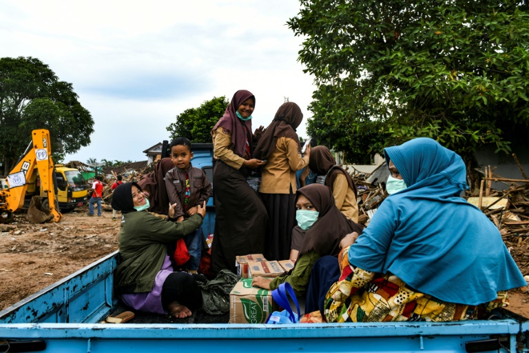 Supervivientes de tsunami en Indonesia, víctimas del hambre y las enfermedades