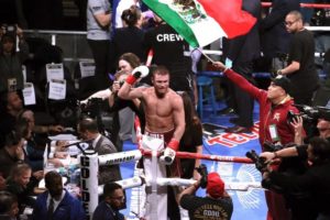 Saúl Canelo Álvarez derrota por nocáut a Rocky Fielding; logra su tercer título mundial