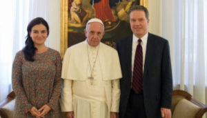 Renuncian los portavoces del papa, Greg Burke y la española García Ovejero