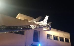 Dos personas mueren al estrellar su avioneta contra el techo de una gasolinera en España