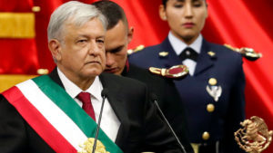 López Obrador asume presidencia de México
