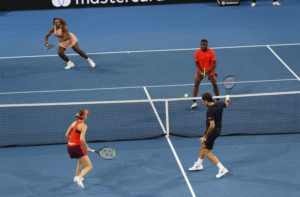  Roger Federer se llevó el duelo ante Serena Williams en la primera vez que se miden en una cancha, al guiar a Suiza a una victoria de 4-2, 4-3 (3) sobre Estados Unidos en dobles mixtos en la Copa Hopman.