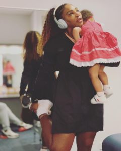 Serena Williams envía mensaje inspirador a madres y padres trabajadores