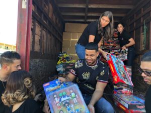 Romeo Santos entrega juguetes a niños de escasos recursos