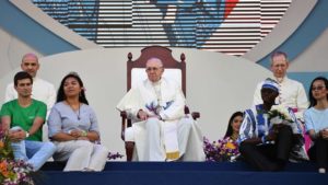 Pope Francis (C) takes part in the welcome ceremony and opening of the 34th World Youth Day at the Campo Santa Maria La Antigua in Panama City on January 24, 2019. Pope Francis on Thursday formally opened World Youth Day celebrations which have drawn around 200,000 young people from around the world to Panama where he is expected to defend Central American migrants and human rights. / AFP / Alberto PIZZOLI

 PANAMA-POPE-WYD