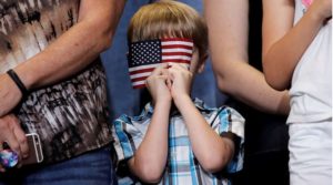 Detienen a un estudiante de 11 años por negarse a honrar la bandera en EE.UU.