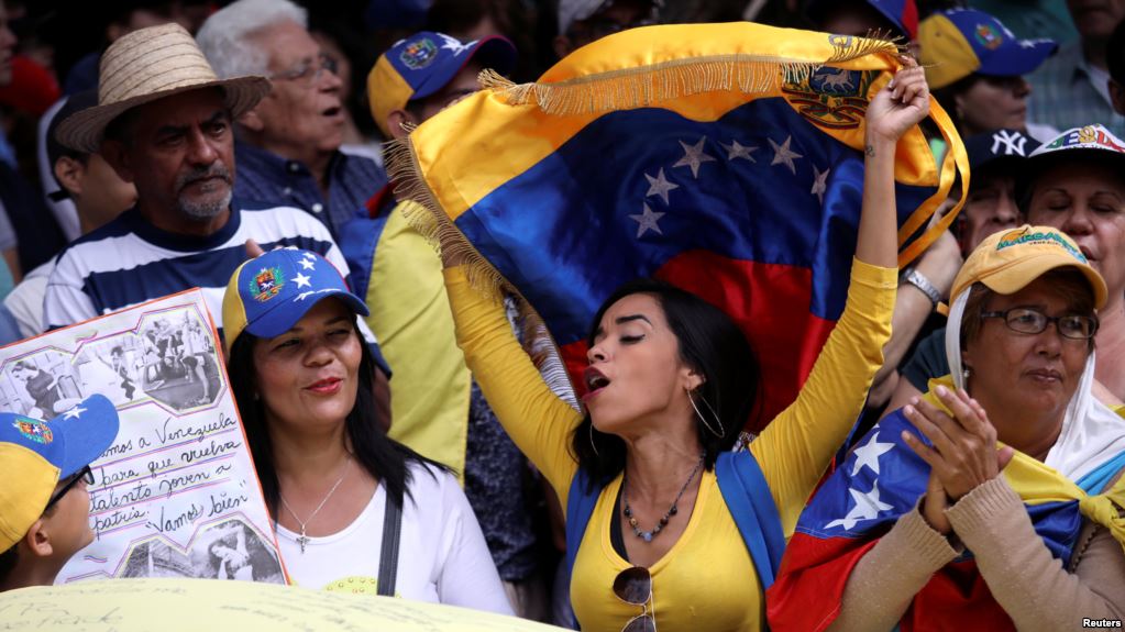 Venezuela marcha a favor y en contra del ingreso de ayuda humanitaria