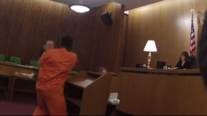 VIDEO: hombre ataca brutalmente a su abogado tras ser condenado a 47 años de prisión