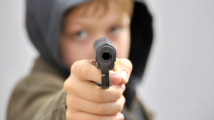 Niño de cuatro años dispara en la cara a su madre embarazada 