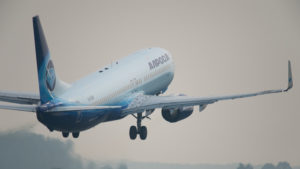 Un Boeing 737-800 aterriza de emergencia en Rusia por un posible fallo del motor
