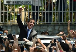 Maduro extiende suspensión de actividades 24 horas y Guaidó llama a protestas
