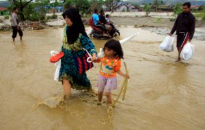Más de 100 muertos y 79 desaparecidos tras diluvios en Papúa Indonesia