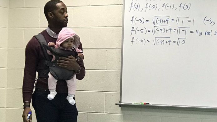 Profesor cuida la bebé de un alumno mientras imparte clases