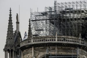 Obreros violaron la prohibición de fumar en Notre Dame