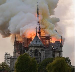 México lamenta incendio en la catedral de Notre Dame de París