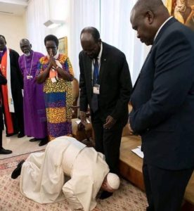 El papa Francisco besa los pies de los líderes de Sudán del Sur para persuadirlos a reconciliarse