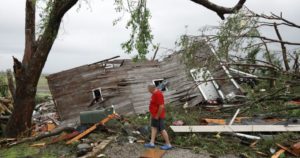 Tornados dejan destrucción en Kansas, mientras varios estados de EE.UU. afrontan inundaciones repentinas