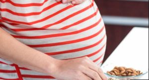 Alimentarse de frutos secos durante el embarazo mejora el neurodesarrollo de los bebés