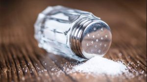 Conoce los riesgos de consumir sal en exceso