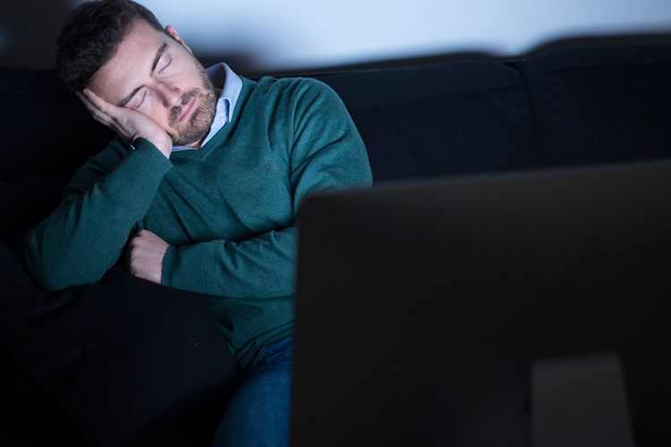 Dormirse mirando la televisión produce daños severos a la salud, según estudio