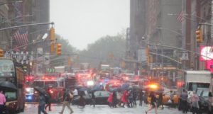 El choque de un helicóptero contra un rascacielos en Nueva York deja al menos un muerto