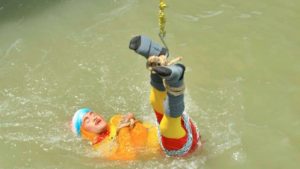 Hallan el cuerpo del ilusionista indio desaparecido tras sumergirse en un río atado de pies y manos