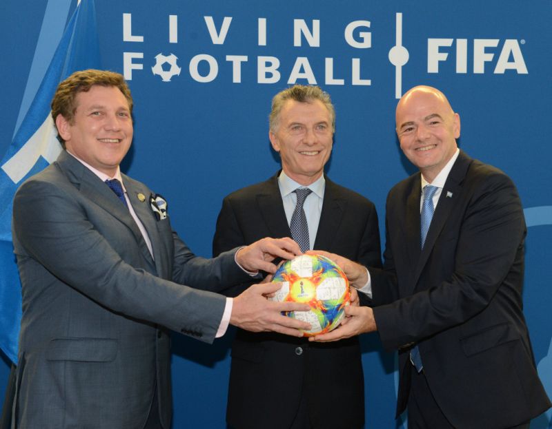 FIFA premia al presidente argentino Mauricio Macri por su promoción del fútbol