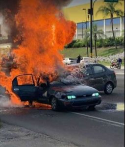 Dos vehículos  se incendian tras colisionar en Santiago