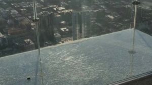 Chicago: se agrieta el suelo de un balcón ubicado en el piso 103 de un rascacielos