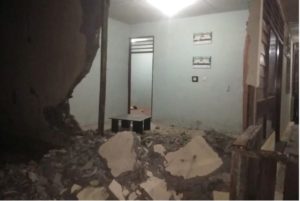Sismo de magnitud 7.3 deja un muerto y cientos de casas destruidas en Indonesia