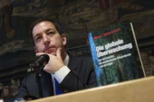 MUN703 MÚNICH (ALEMANIA) 01/12/2014.- El periodista estadounidense Glenn Greenwald junto a su libro No Place to Hide