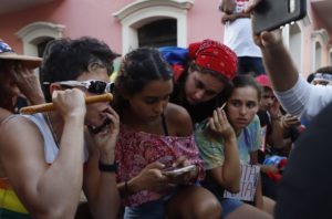 Puertorriqueños comienzan a reunirse para una manifestación contra su gobernador