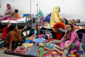 Dhaka (Bangladesh), 31/07/2019.- Mothers sit near their children suffering from dengue fever as they receive treatment inside the 'Shaheed Suhrawardy' Medical College Hospital in Dhaka, Bangladesh, 31 July 2019. According to the Directorate General of Health Services, 14 people have died and over 17,183 were diagnosed with dengue fever in Bangladesh since the beginning of this year. EFE/EPA/MONIRUL ALAM