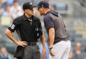 Sancionan al mánager de los Yankees por discutir con un umpire
